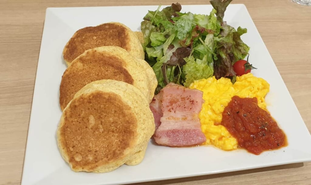 Si vous aimez plutôt le salé, les pancakes japonais peuvent également être revisités en plat !