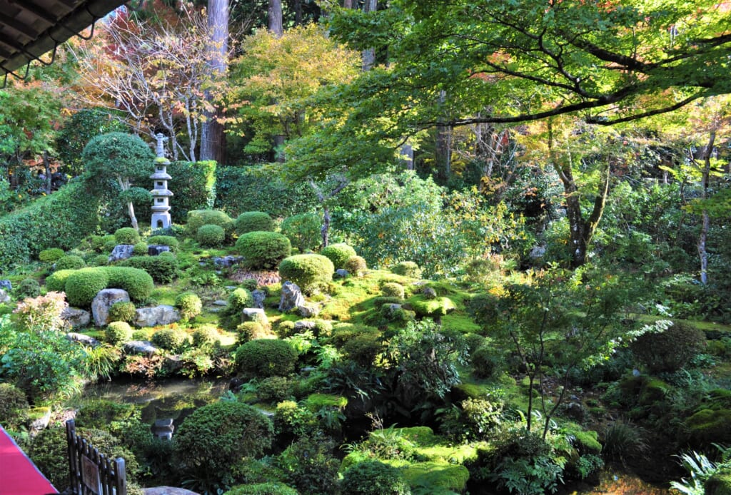 Temple Sanzenin et son jardin rempli de verdure