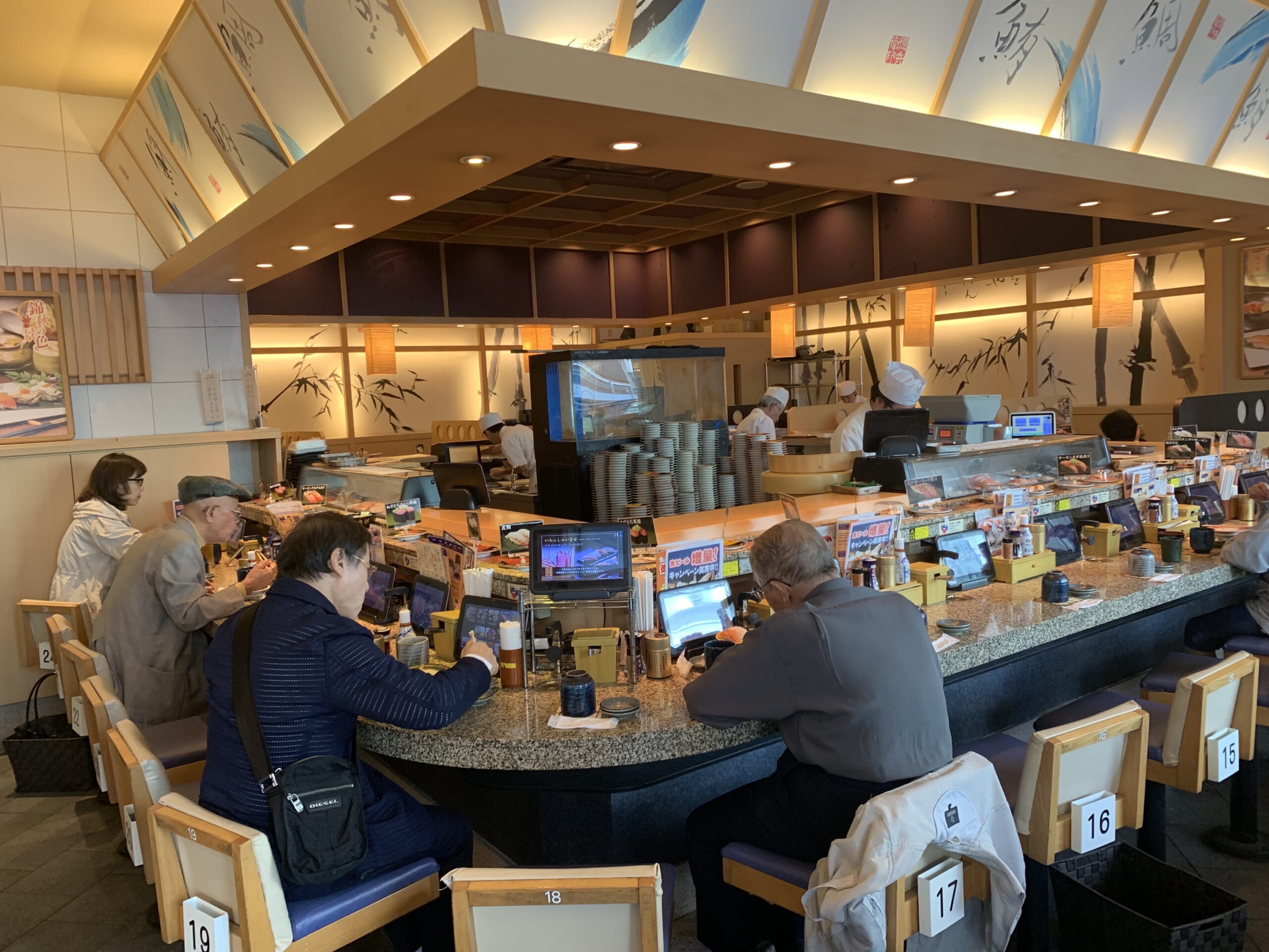 restaurant de sushis tournant au Japon