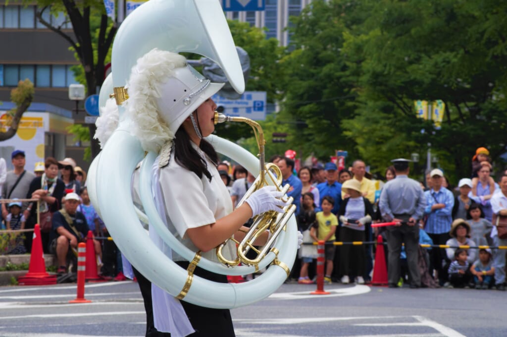 Kobe Samba Festival - jeune fille membre de la parade musicale