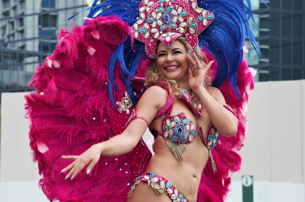 Kobe Samba Festival - danseuse de samba recouverte de plumes et de perles