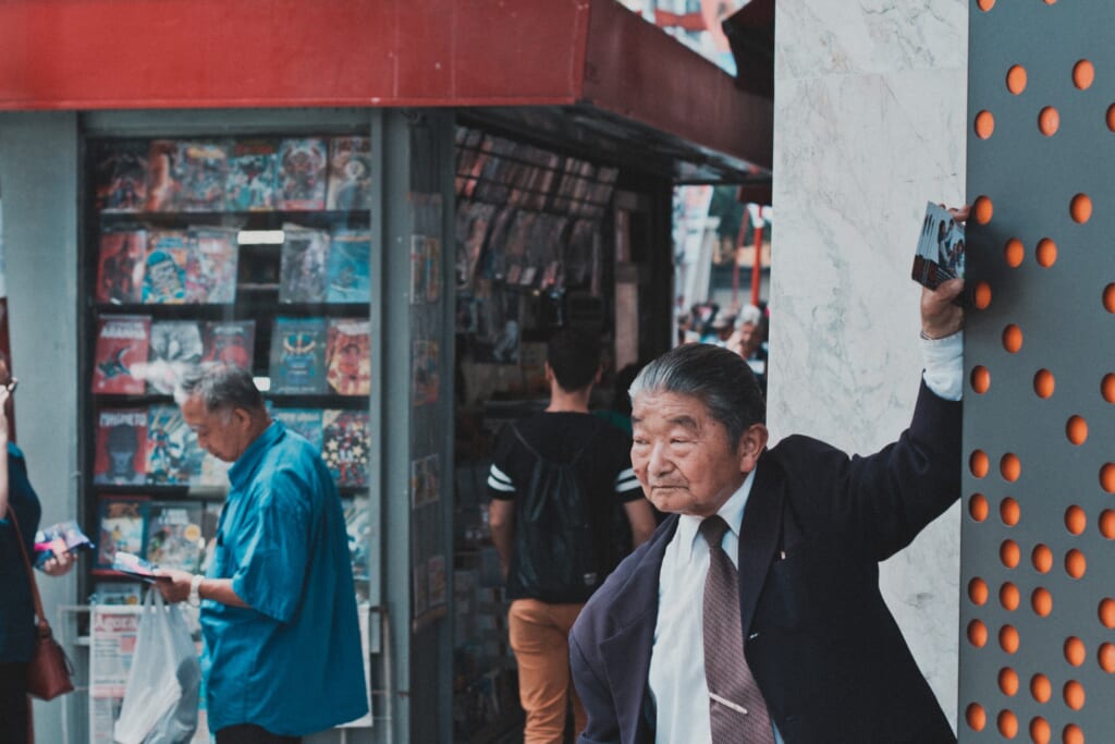 un passant dans le quartier de la Liberdade à São Paulo
