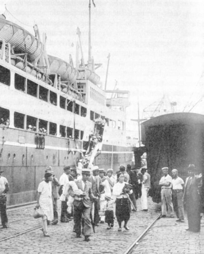 Navire arrivant au Brésil avec des immigrants japonais dans les années 1930