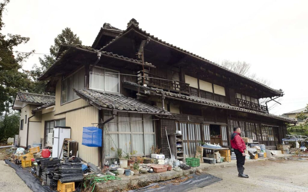 Nagatoshi “Naga” Shiraishi en face de sa maison à Iwaki, dans la préfecture de Fukushima