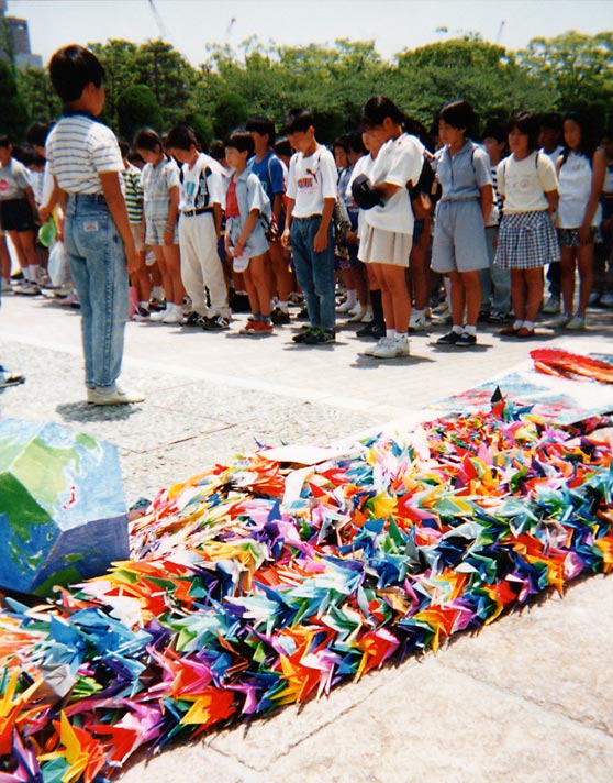 Offrande au Monument de la Paix des Enfants à Hiroshima