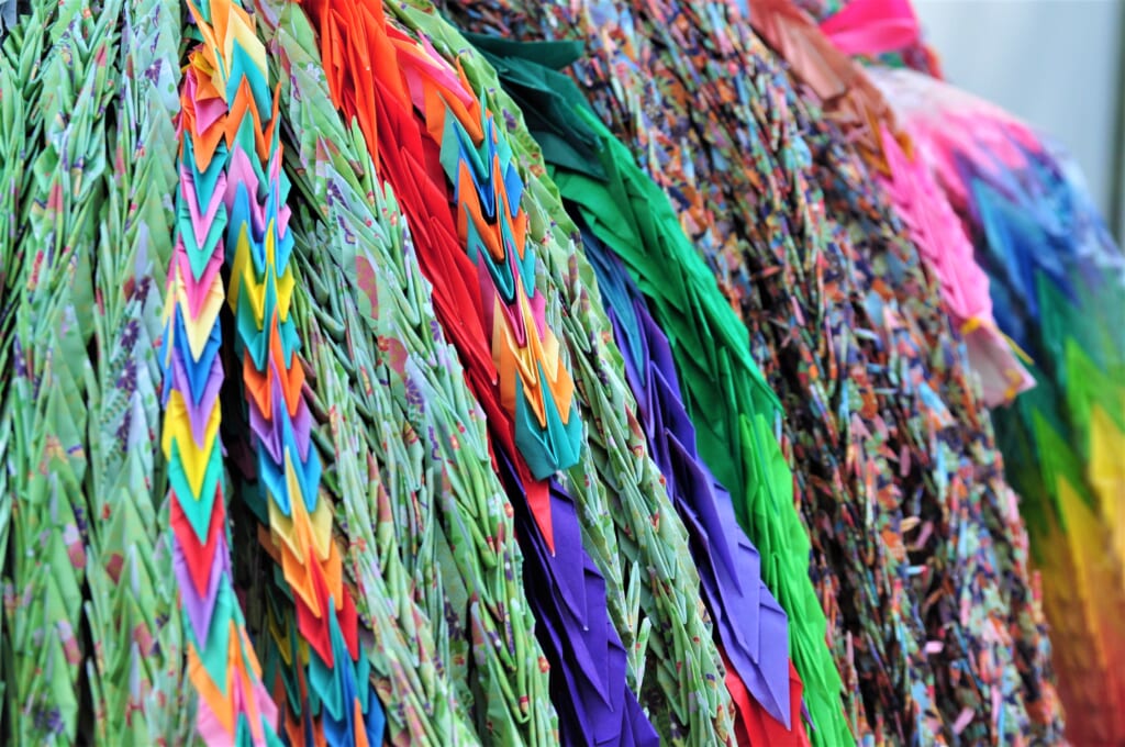 Guirlandes de grues offertes en offrande à Sadako et aux hibakusha