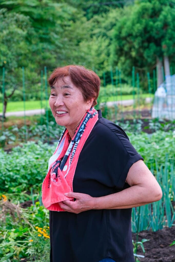 Femme japonaise devant son potager
