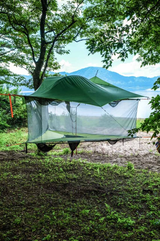 tente à deux étages Tensile suspendue aux arbres sur une plage