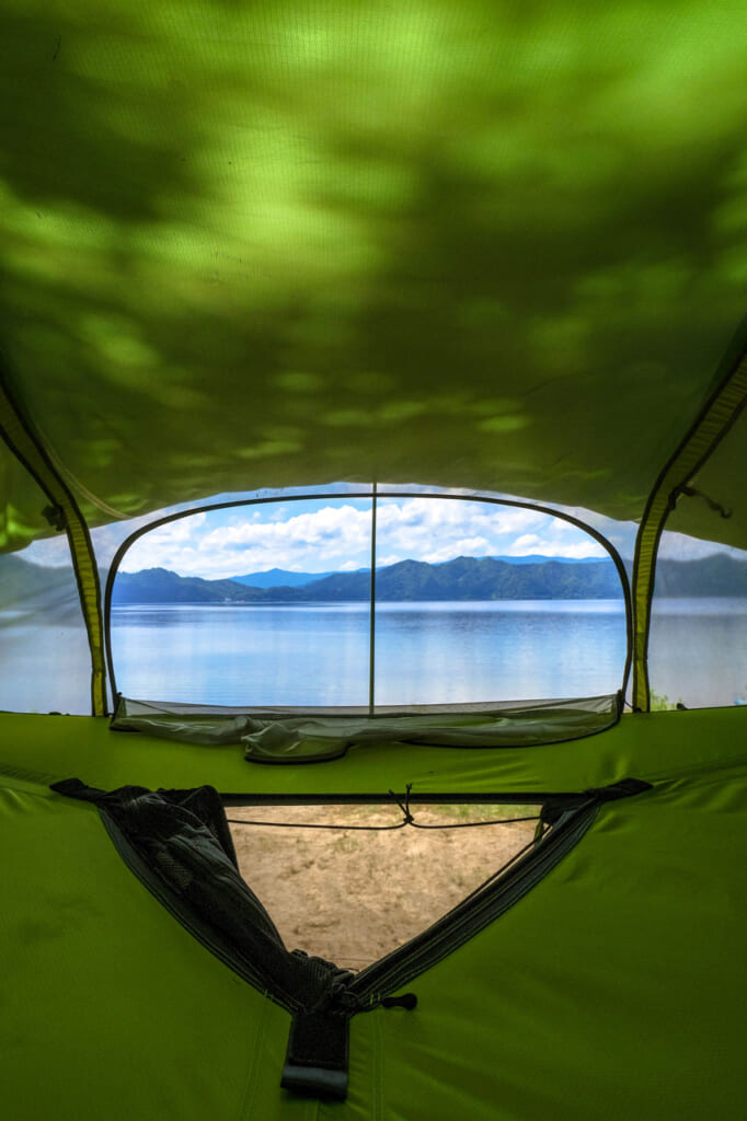 le lac de Tazawako vu depuis l'intérieur d'une tente suspendue Tentsile