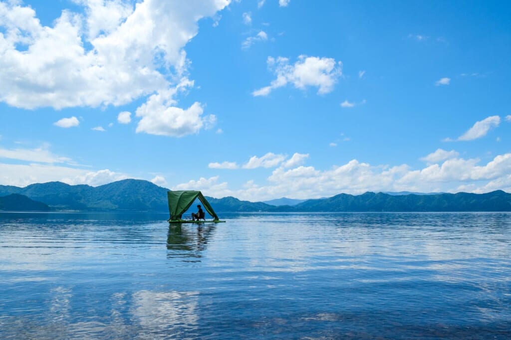 tente flottante au milieu du lac de Tazawako à Semboku, Akita