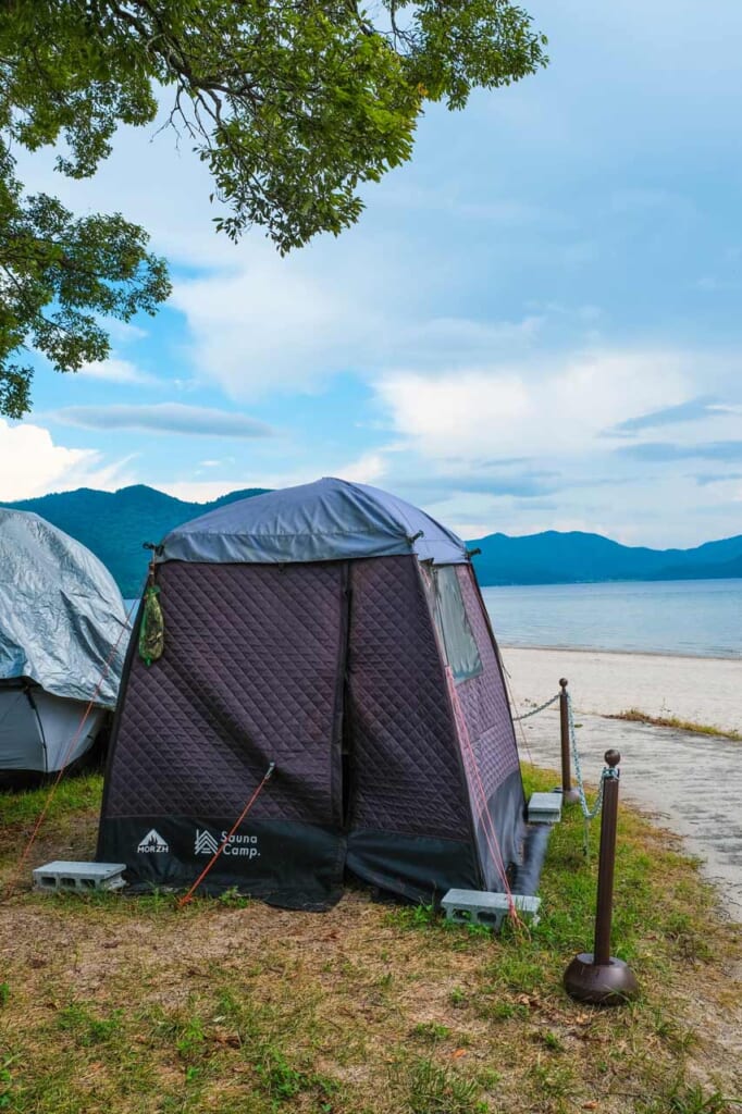 Tente sauna au bord du lac Tazawa à Semboku, Japon