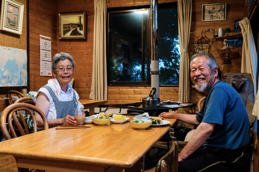 Couple de japonais dans leurs chambres d'hôtes à Semboku