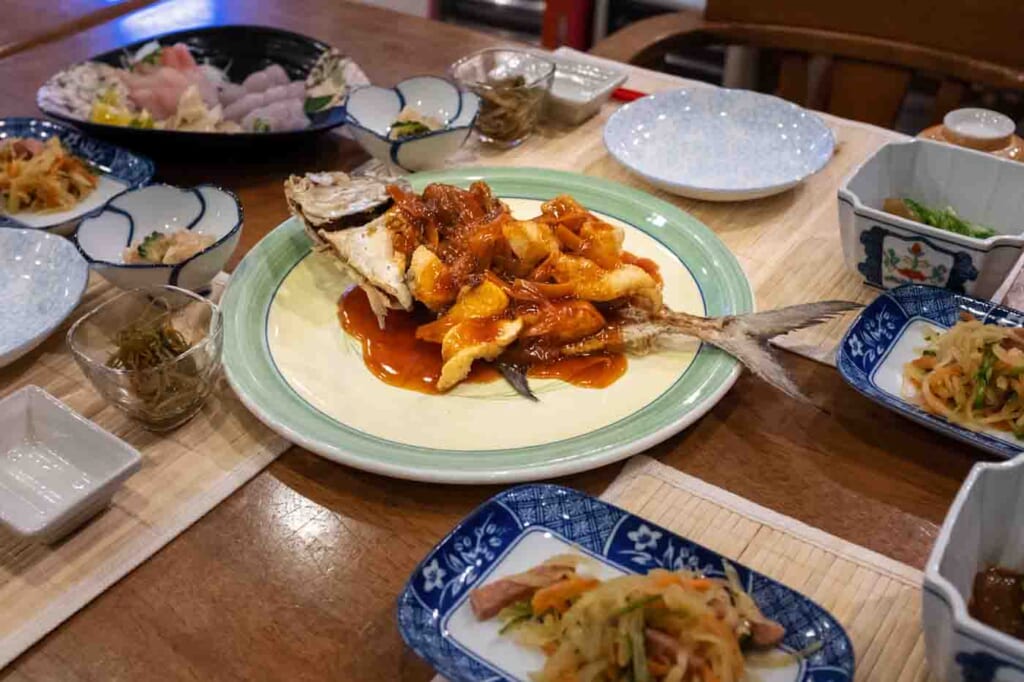 Repas à base de poisson pêché sur Iriomote à Okinawa