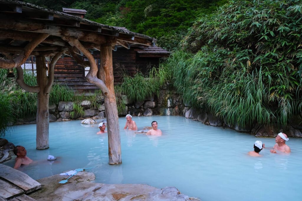 Japonais qui se baignent dans un onsen en plein air à Tsurunoyu, Nyuto Onsen