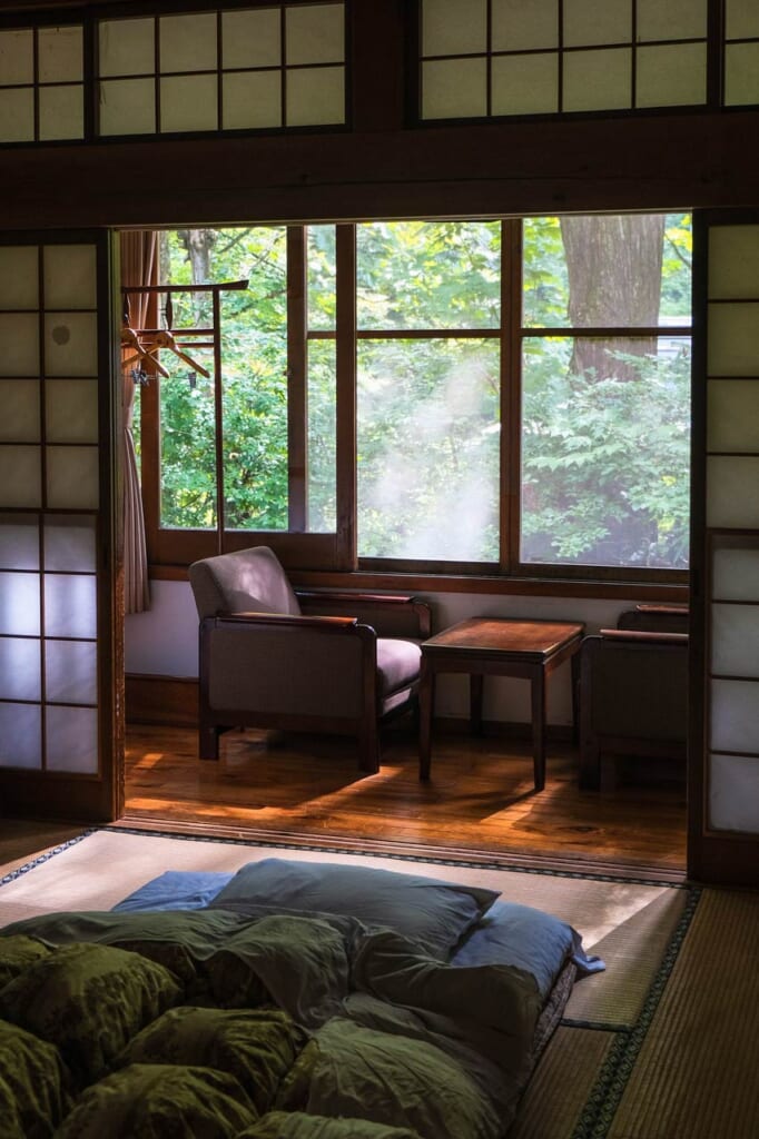 Chambre japonaise dans un ryokan, avec vue sur la forêt