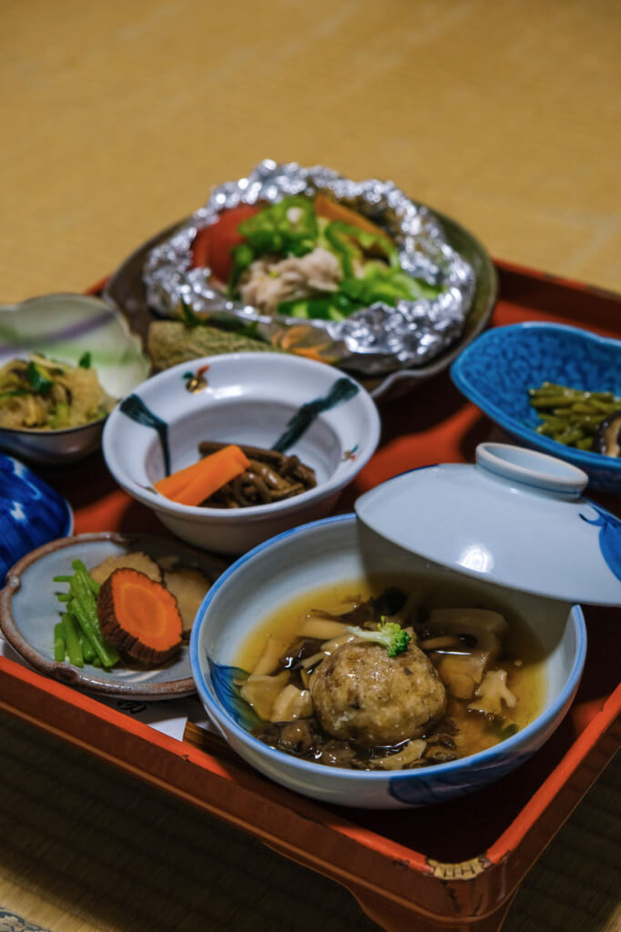 Repas dans une auberge japonaise de montagne