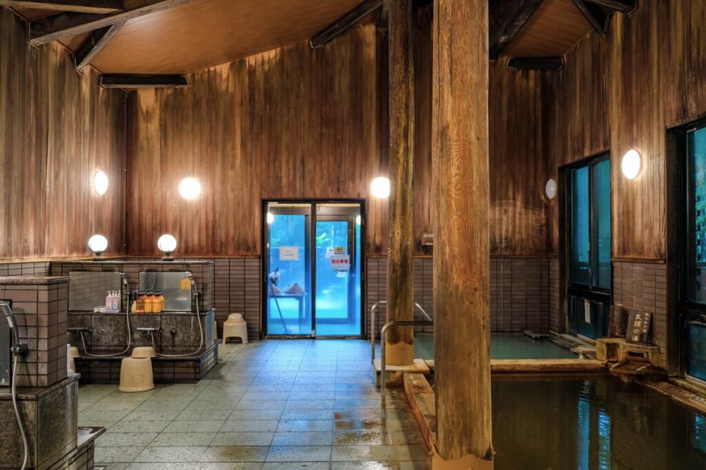 intérieur d'un onsen au Japon