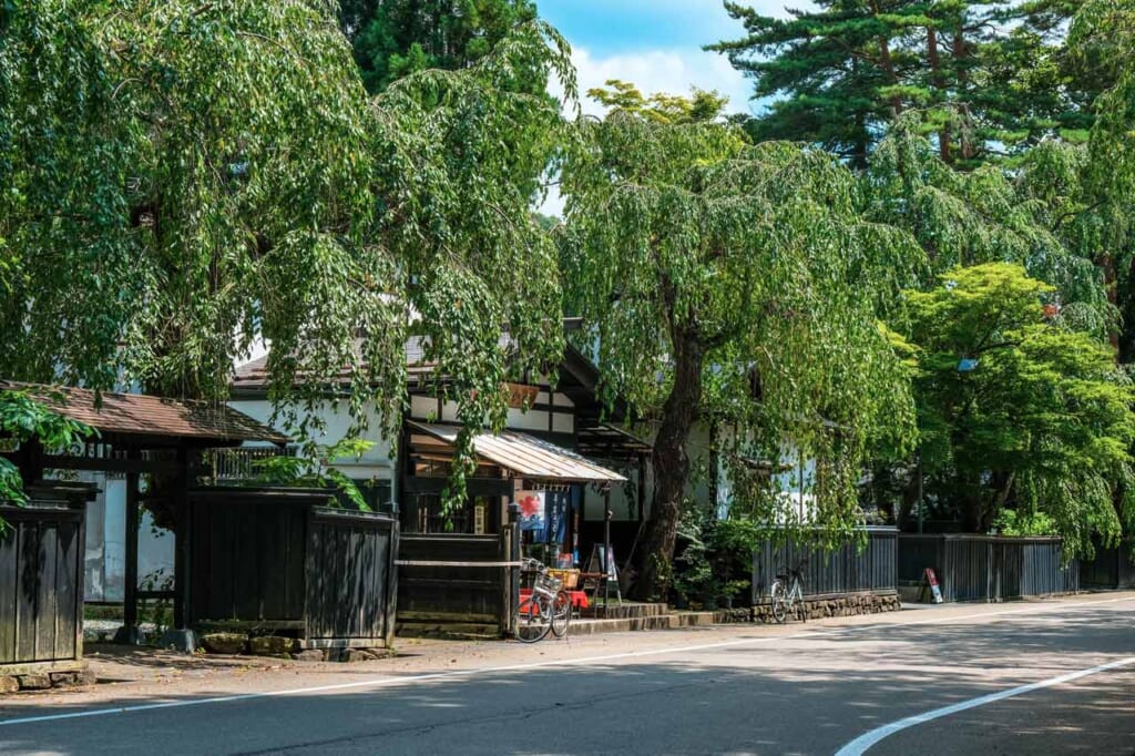 Marchand de kakigori au milieu des résidences de samouraïs de Kakunodate à Semboku