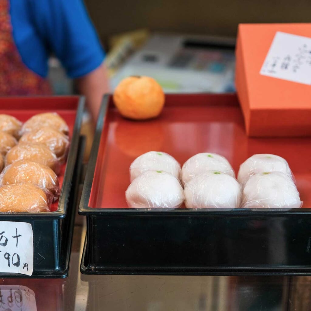 kinkan manju, pâtisseries traditionnelles japonaises dans une boutique de wagashi
