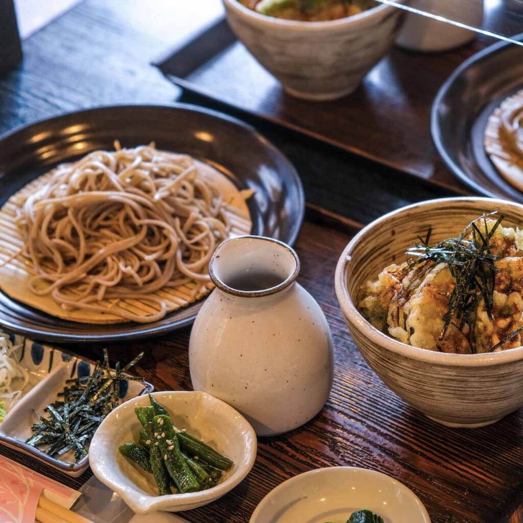 Nouilles soba froides et tempura don dans un restaurant au Japon