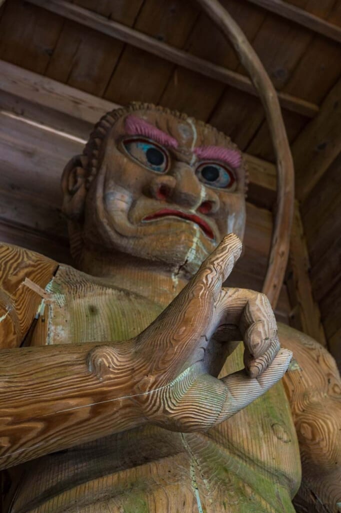 Statue Nio en bois, dans un sanctuaire au Japon