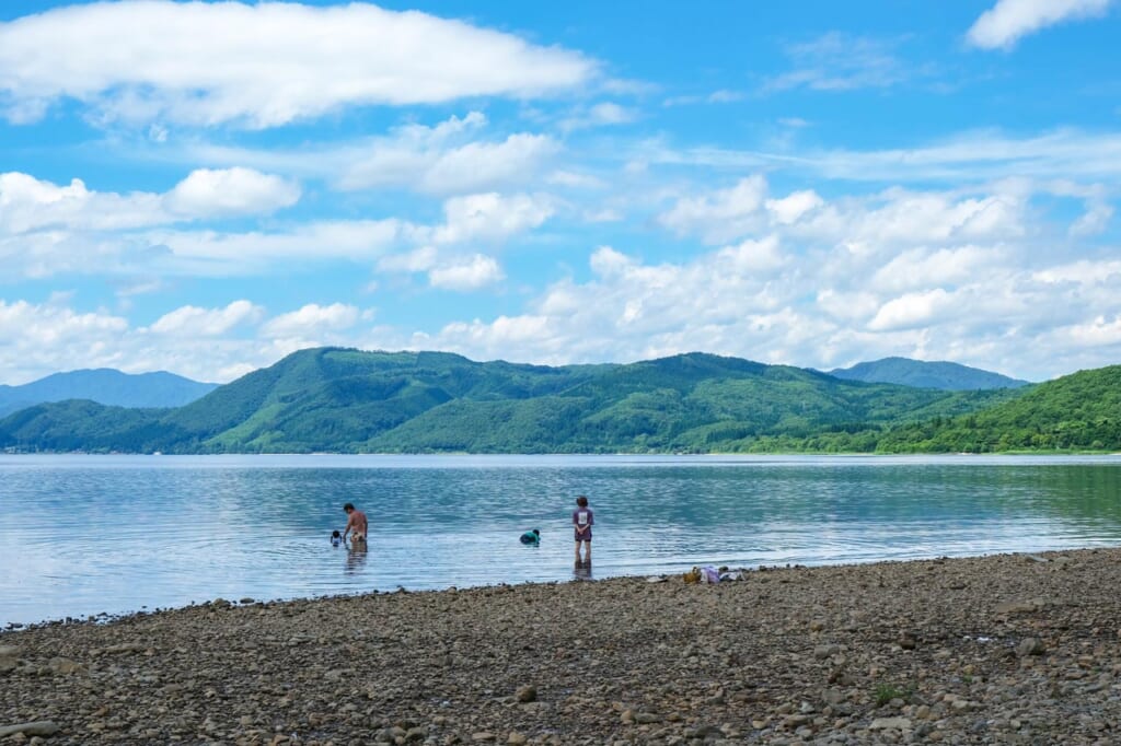 Une famille se baigne dans un lac au Japon