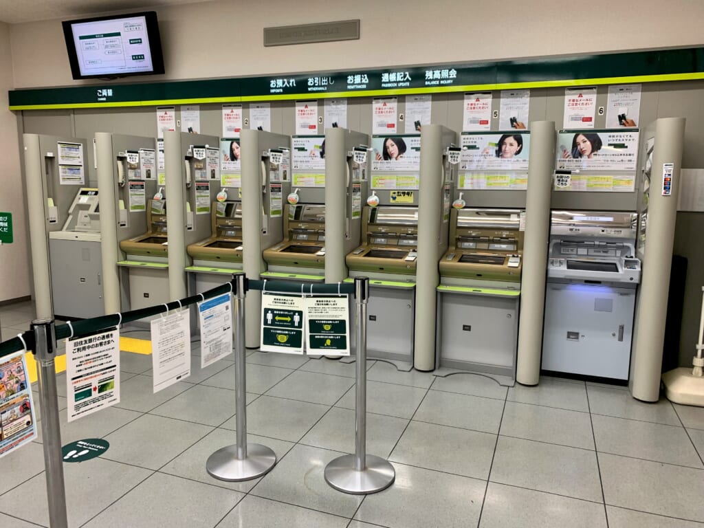 Distributeurs d'une banque au Japon