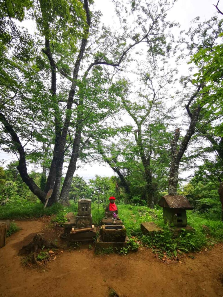 statuette bouddhiste et petit autel dans le parc Kobo