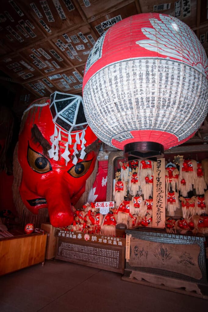 Masques de Tengu dans un temple dédié à ces yokai.