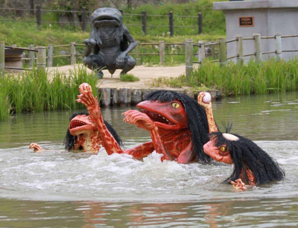 un démon kappa dans une rivière au japon