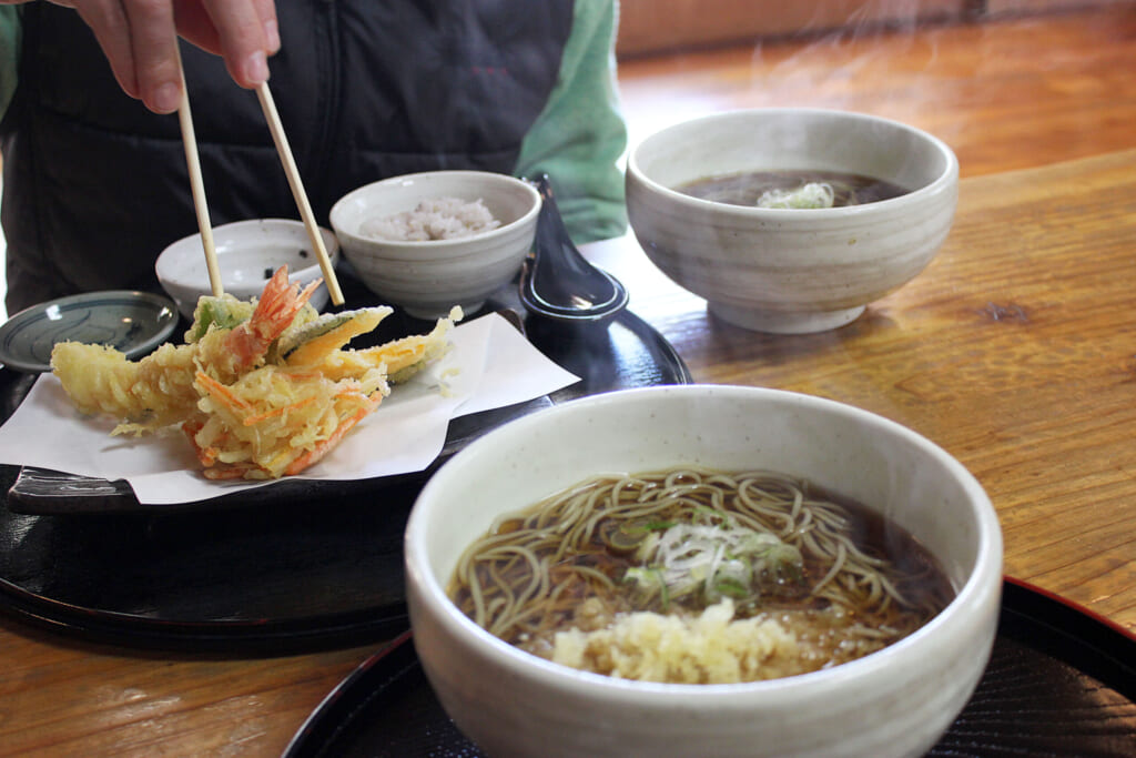 Plat de soba accompagné de tempura au Japon