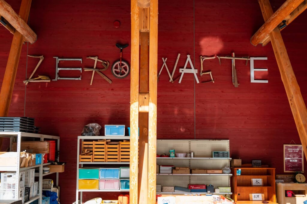 intérieur de la Zero Waste Academy de Kamilkatsu, le village zéro déchet du Japon