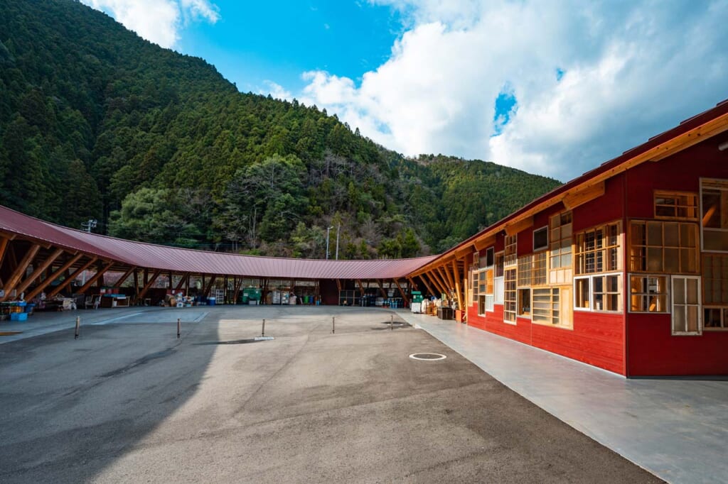 Le nouveau centre de tri des déchets à Kamikatsu, village japonais zéro déchet
