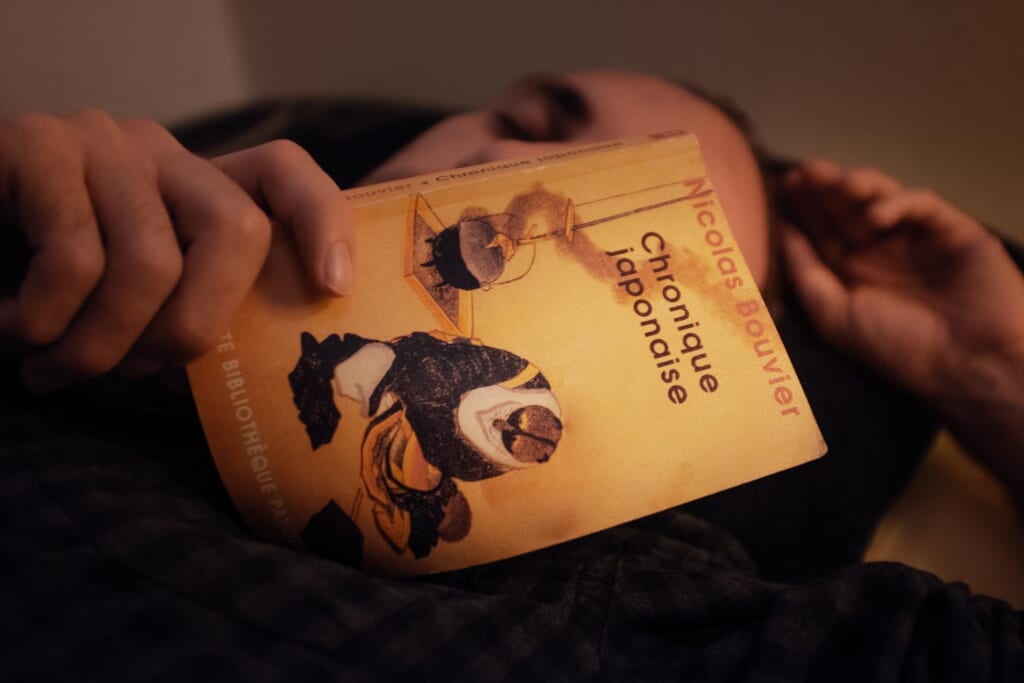 Un homme en train de lire un livre sur le Japon