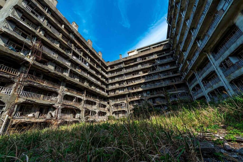 les ruines de l'île de gunkanjima au japon