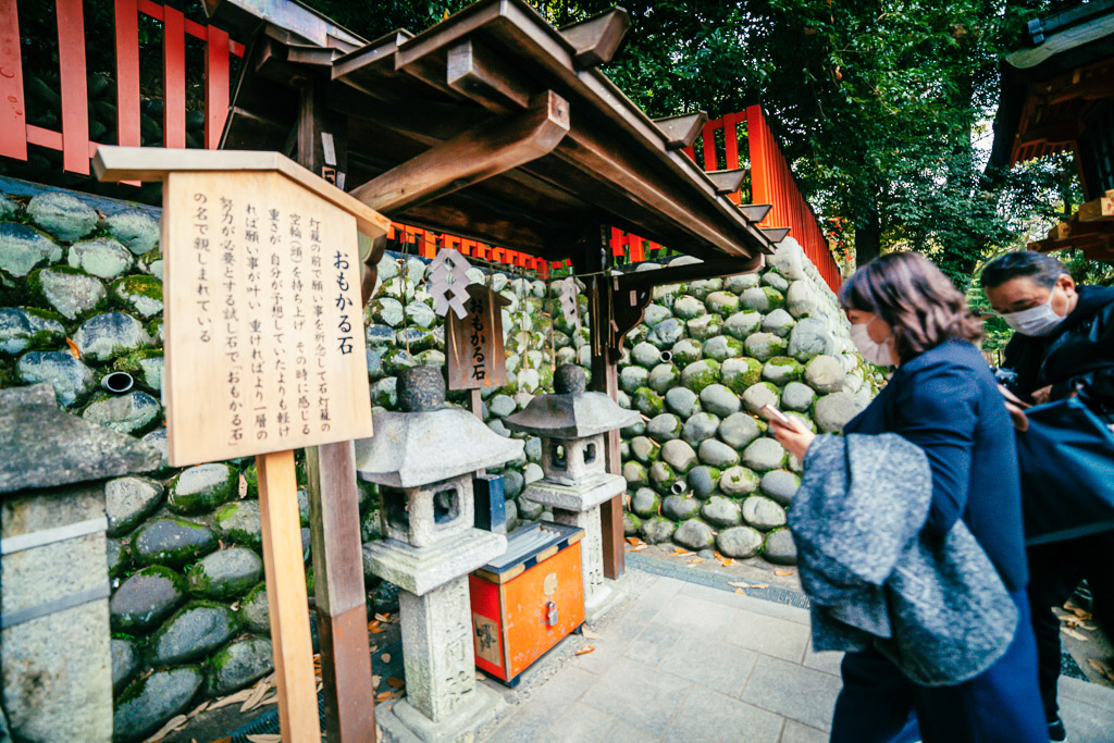 lanternes en pierre pour prière au Fushimi Inari Taisha