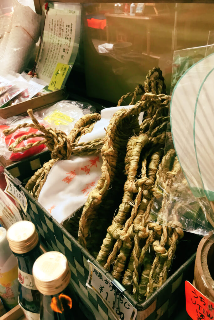 sandales artisanales en paille, des offrandes au Fushimi Inari