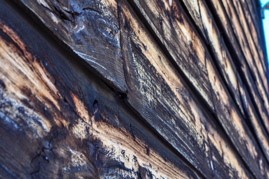 mur en bois d'une maison traditionnelle japonaise