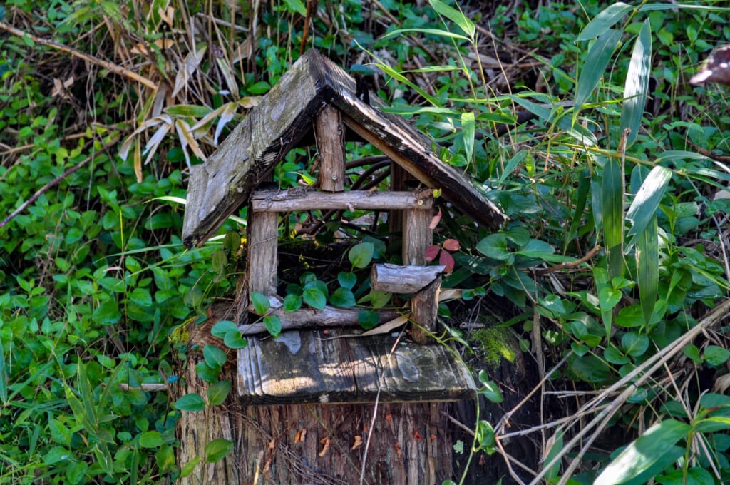 petite construction en bois le long de la nakasendo