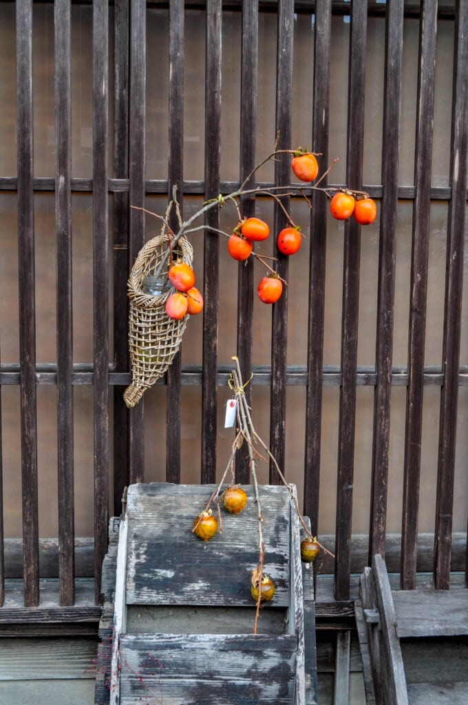 Tsumago - devanture de magasin avec des kakis