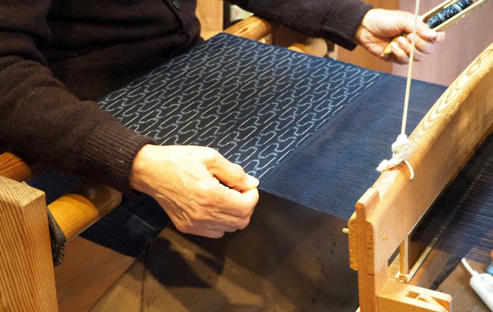 tissage à la main d'une étoffe traditionnelle japonaise à base de fils teintés à l'indigo