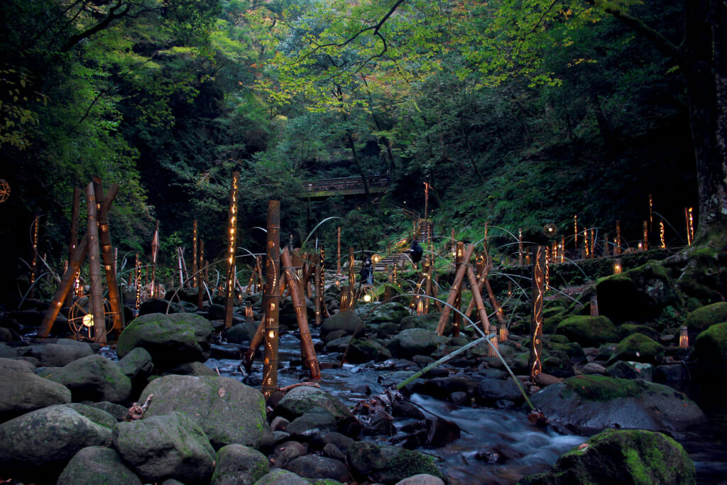 une rivière décorée de lanterne 
