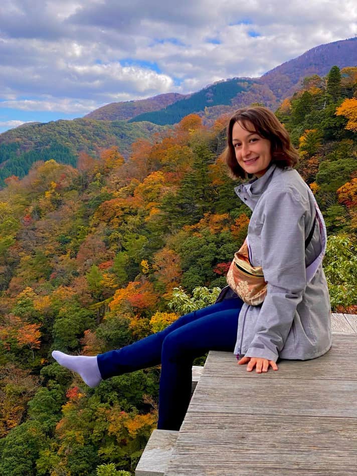 une femme assise dans le vide une forêt de momiji