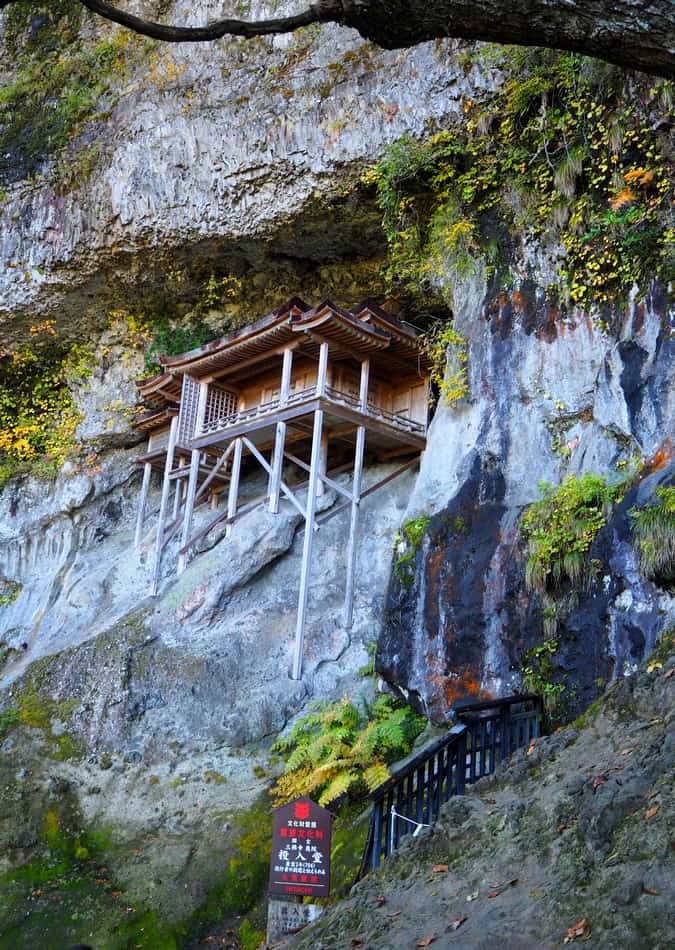 Temple Nageire-do à flanc de falaise à Tottori