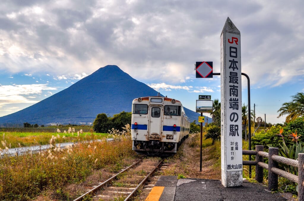 Départ du train à la gare de Nishi Oyama