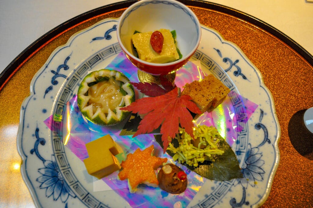 Repas kaiseki - zensai (amuse-bouche) : tamagoyaki, calmar et tofu