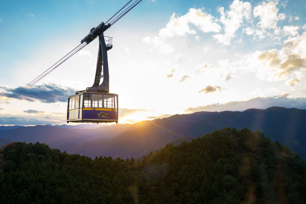 Un téléphérique japonais au coucher de soleil