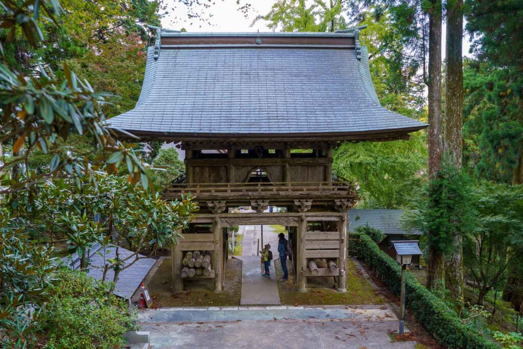 Porte d'entrée d'un temple niché dans les montagnes