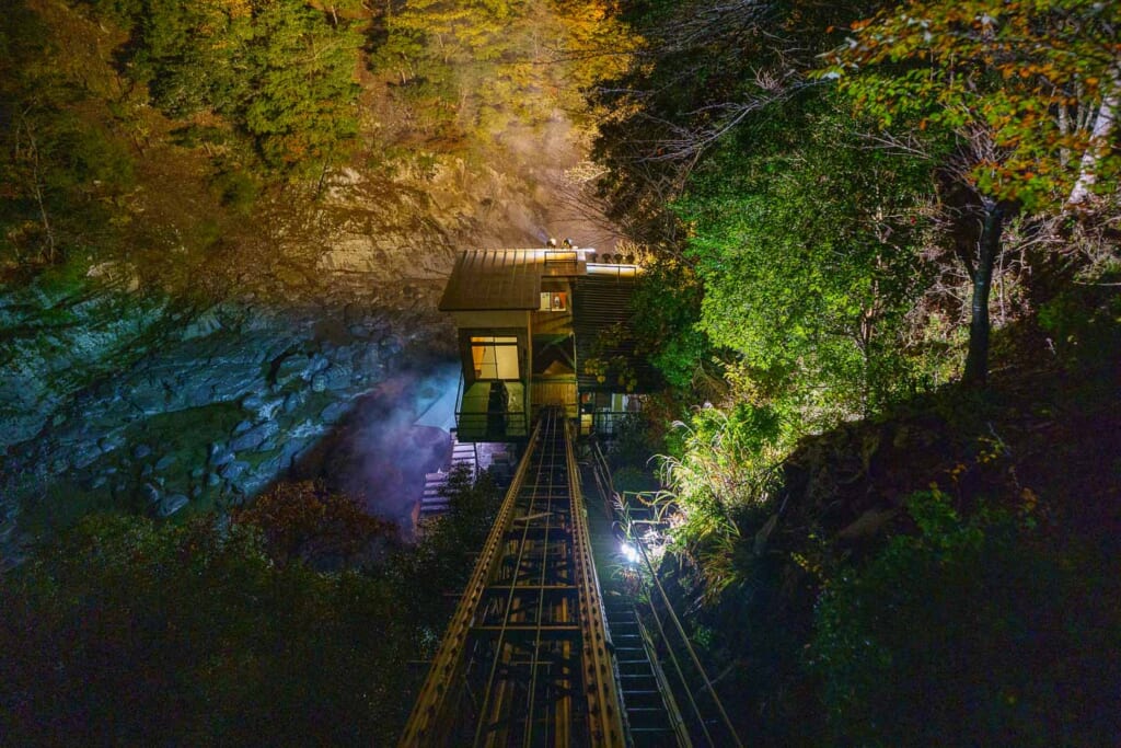 un téléphérique menant à des sources thermales japonaises