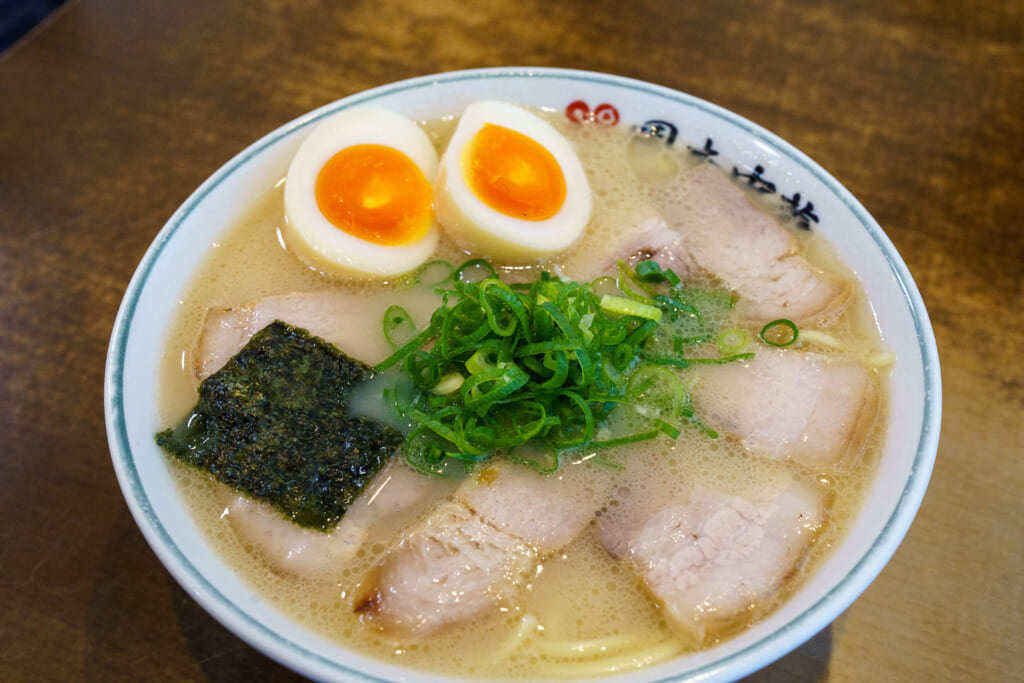 Un délicieux bol de ramen japonais, spécialité de la préfecture de Tokushima